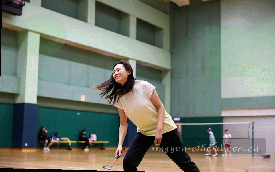 手机、平板与电脑三块设备轮廓由一条斜向虚线依次相连，虚线上的光点停在同一个阅读位置上
